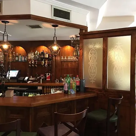 Eva's Bar & Restraurant & * Кэрсивин