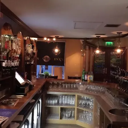 Eva's Bar & Restraurant & Отель типа 